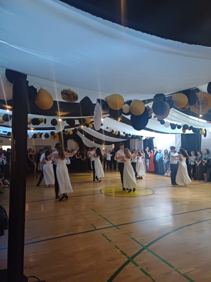 walc w wykonaniu uczennic i uczniów klas 8
